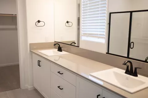 Bath - 696 Grace Way, Madera, CA 93636 photo 2 of 2