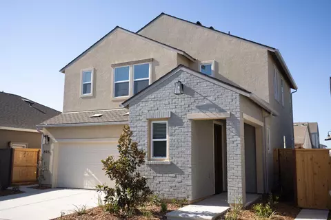 696 Grace Way, Madera, CA 93636