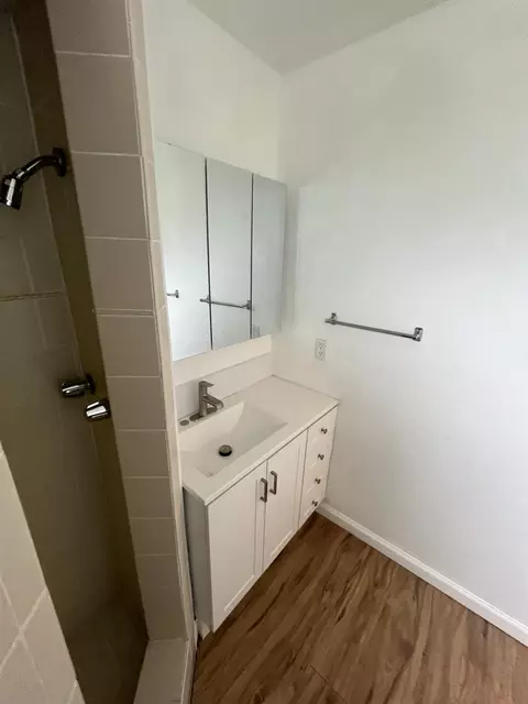 Bath - 2702 E Hedges Ave, Fresno, CA 93703 photo 1 of 1