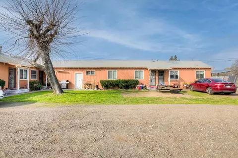 Exterior - 2702 E Hedges Ave, Fresno, CA 93703 photo 5 of 5