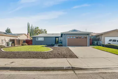 1521 Stanford Ave, Clovis, CA 93611