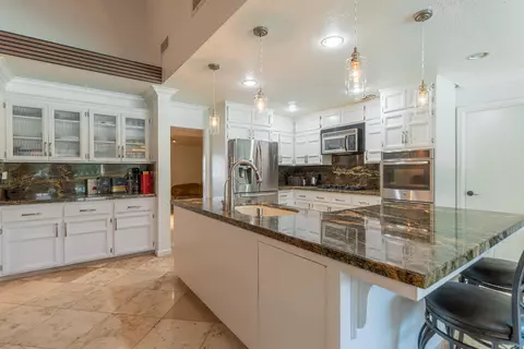 Kitchen - 561 Pierce Dr, Clovis, CA 93612 photo 2 of 4