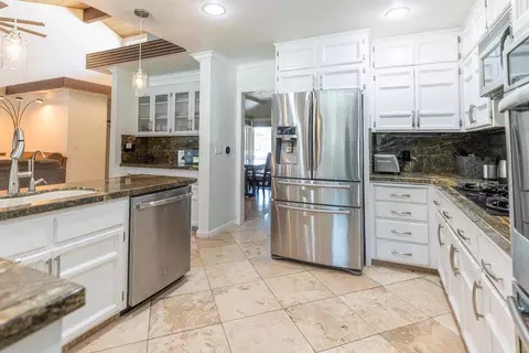 Kitchen - 561 Pierce Dr, Clovis, CA 93612 photo 3 of 4