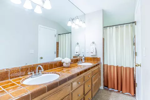 Bath - 561 Pierce Dr, Clovis, CA 93612 photo 2 of 2