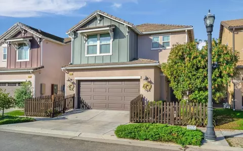2583 N Mcarthur Ave, Fresno, CA 93727
