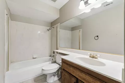 Bath - 1465 Mayflower Way, Clovis, CA 93612 photo 2 of 4