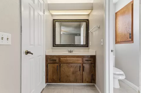 Bath - 1465 Mayflower Way, Clovis, CA 93612 photo 3 of 4