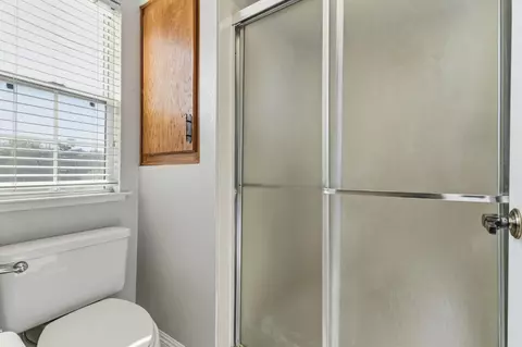Bath - 1465 Mayflower Way, Clovis, CA 93612 photo 4 of 4