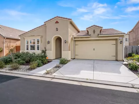 2318 Lombard Ln, Clovis, CA 93619