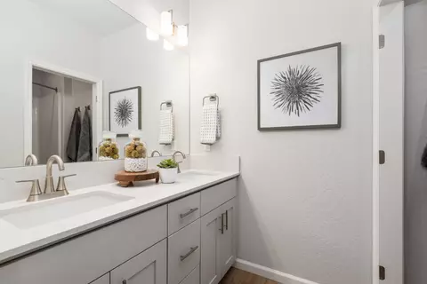 Bath - 875 Solar Ln, Clovis, CA 93619 photo 2 of 5