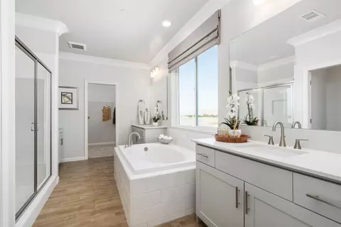 Bath - 875 Solar Ln, Clovis, CA 93619 photo 4 of 5