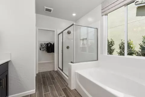 Bath - 844 Solar Ln, Clovis, CA 93619 photo 3 of 7