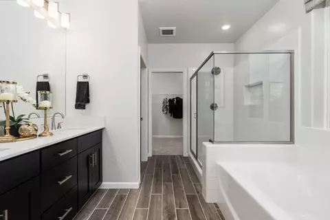 Bath - 844 Solar Ln, Clovis, CA 93619 photo 2 of 7
