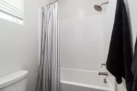 Bath - 844 Solar Ln, Clovis, CA 93619 photo 7 of 7