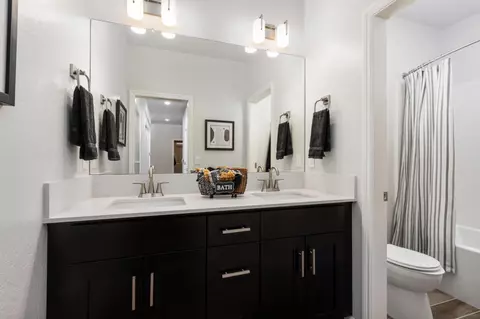 Bath - 844 Solar Ln, Clovis, CA 93619 photo 6 of 7