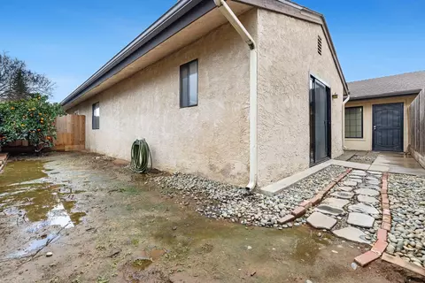 Exterior - 1629 Willow Ave, Clovis, CA 93612 photo 3 of 4