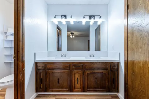 Bath - 1629 Willow Ave, Clovis, CA 93612 photo 1 of 3