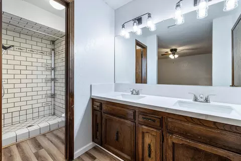 Bath - 1629 Willow Ave, Clovis, CA 93612 photo 2 of 3