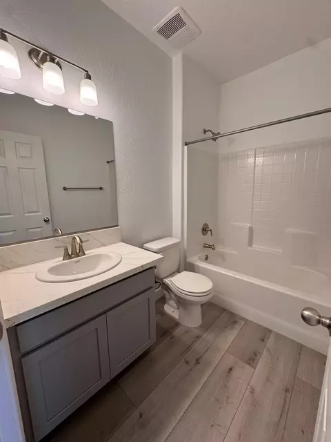 Bath - 474 W Windsor Ave, Clovis, CA 93612 photo 2 of 2