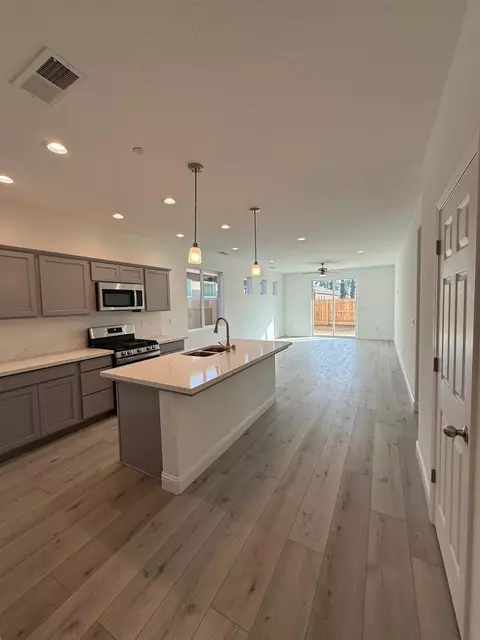 474 W Windsor Ave, Clovis, CA 93612 photo 5