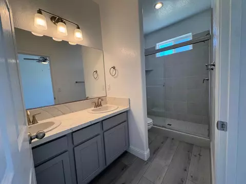Bath - 474 W Windsor Ave, Clovis, CA 93612 photo 1 of 2