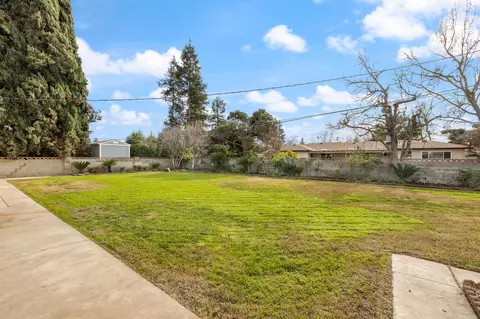 Exterior - 4948 E Townsend Ave, Fresno, CA 93727 photo 5 of 6