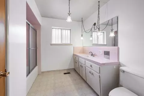 Bath - 4948 E Townsend Ave, Fresno, CA 93727 photo 2 of 2