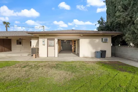 Exterior - 4948 E Townsend Ave, Fresno, CA 93727 photo 4 of 6