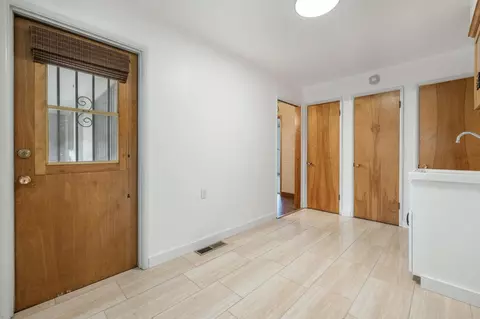Entry Way - 4948 E Townsend Ave, Fresno, CA 93727 photo 2 of 3