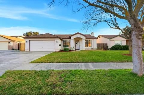 687 Woodridge Ct, Lemoore, CA 93245