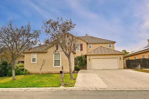 4793 N Emerald Peak Dr, Clovis, CA 93619