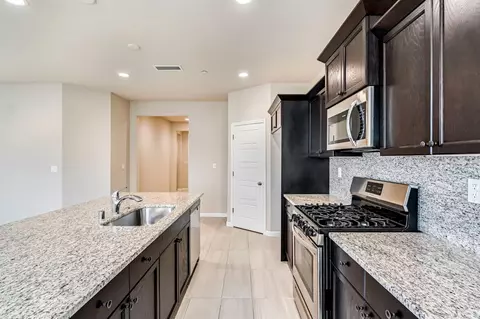 Kitchen - 642 Stone Crest Ave, Madera, CA 93636 photo 3 of 4