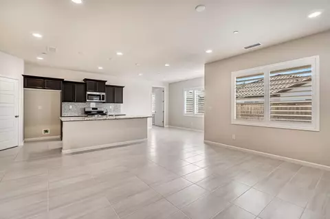 Living - 642 Stone Crest Ave, Madera, CA 93636 photo 2 of 3