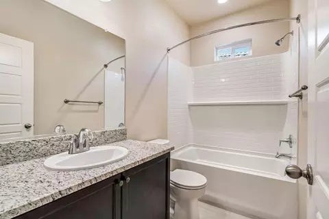 Bath - 642 Stone Crest Ave, Madera, CA 93636 photo 1 of 2