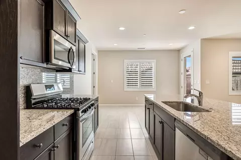 Kitchen - 642 Stone Crest Ave, Madera, CA 93636 photo 4 of 4