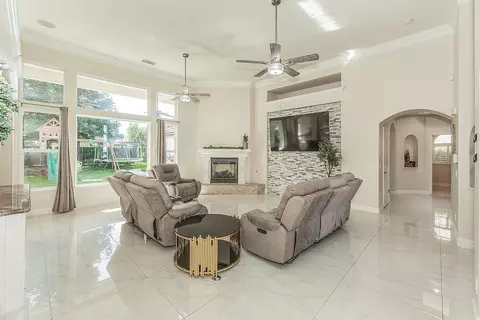 Living - 2888 Ashcroft Ave, Clovis, CA 93611 photo 1 of 2