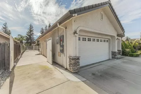 Exterior - 2888 Ashcroft Ave, Clovis, CA 93611 photo 4 of 6