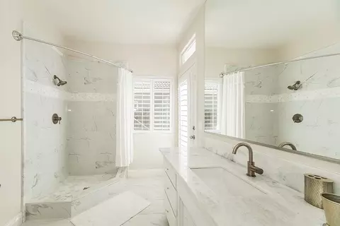 Bath - 2888 Ashcroft Ave, Clovis, CA 93611 photo 4 of 4