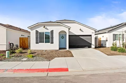 566 Green Ln, Lemoore, CA 93245