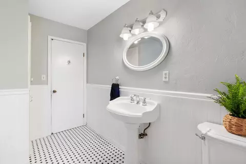 Bath - 1015 E Paradise Ave, Visalia, CA 93292 photo 2 of 5