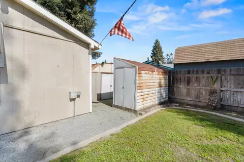 Exterior - 1015 E Paradise Ave, Visalia, CA 93292 photo 5 of 6