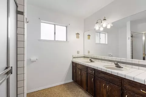 Bath - 1015 E Paradise Ave, Visalia, CA 93292 photo 5 of 5