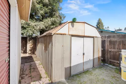 Exterior - 1015 E Paradise Ave, Visalia, CA 93292 photo 6 of 6