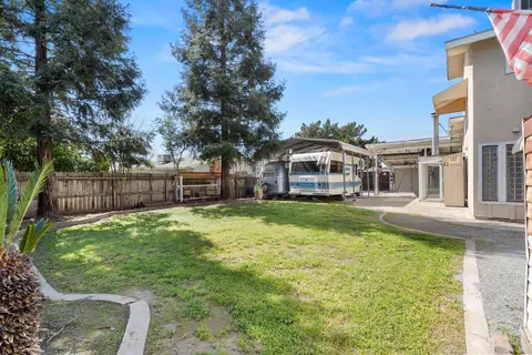 Exterior - 1015 E Paradise Ave, Visalia, CA 93292 photo 3 of 6