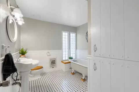 Bath - 1015 E Paradise Ave, Visalia, CA 93292 photo 1 of 5