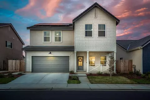 1039 Compass Dr W, Madera, CA 93636
