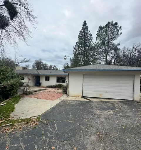 42912 Country Club Dr E, Oakhurst, CA 93644