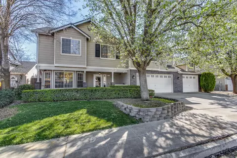 166 Bedford Ave, Clovis, CA 93611