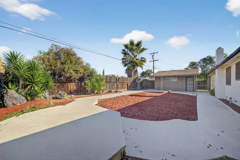 Exterior - 5675 E Ashlan Ave, Fresno, CA 93727 photo 4 of 7