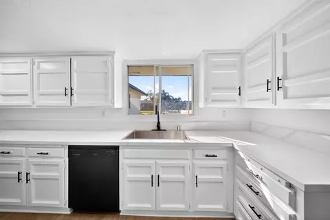 Kitchen - 5675 E Ashlan Ave, Fresno, CA 93727 photo 2 of 4
